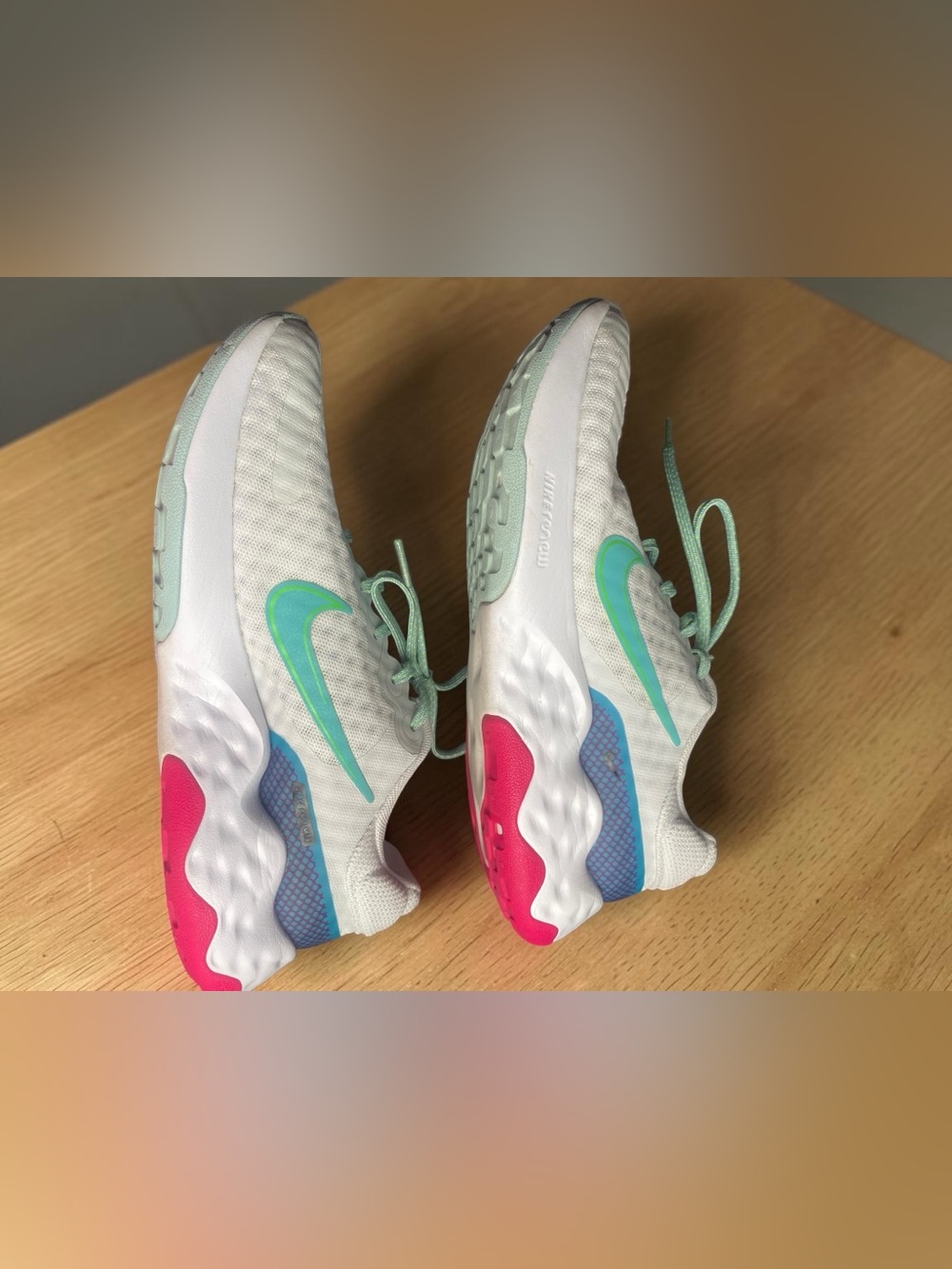 Nike renew women’s White Sneakers with Mint Swoosh and Pink Accents size 8 EUC
